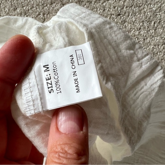 Ladies white size M Dokotoo light weight ruffle top. - Picture 13 of 13